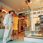 第三站: 荷李活道及摩羅上街(古董街)