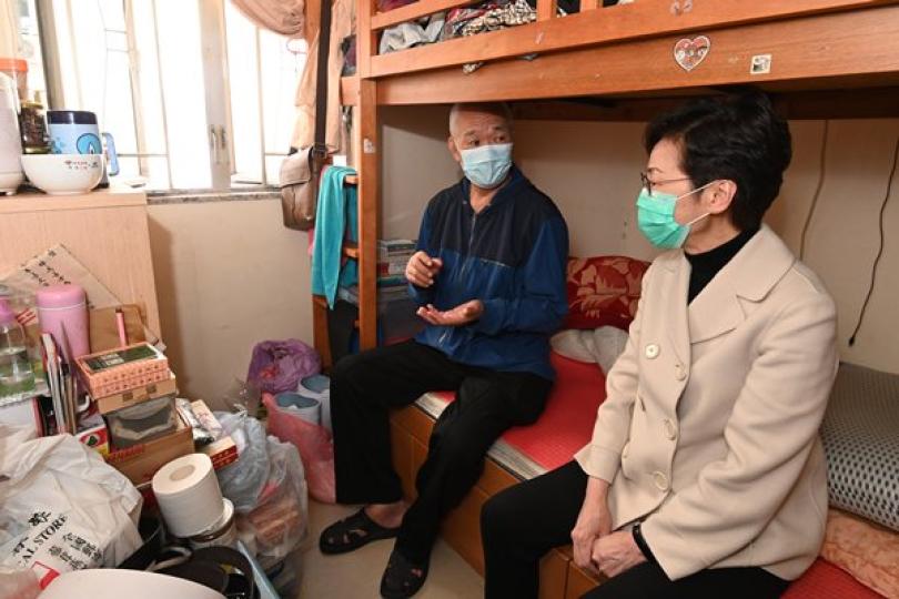 特首向深水埗長者派防疫用品