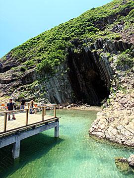 舉世罕見的酸性火山岩多角節理岩柱–糧船灣